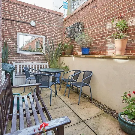 Host & - The Eskape * Whitby